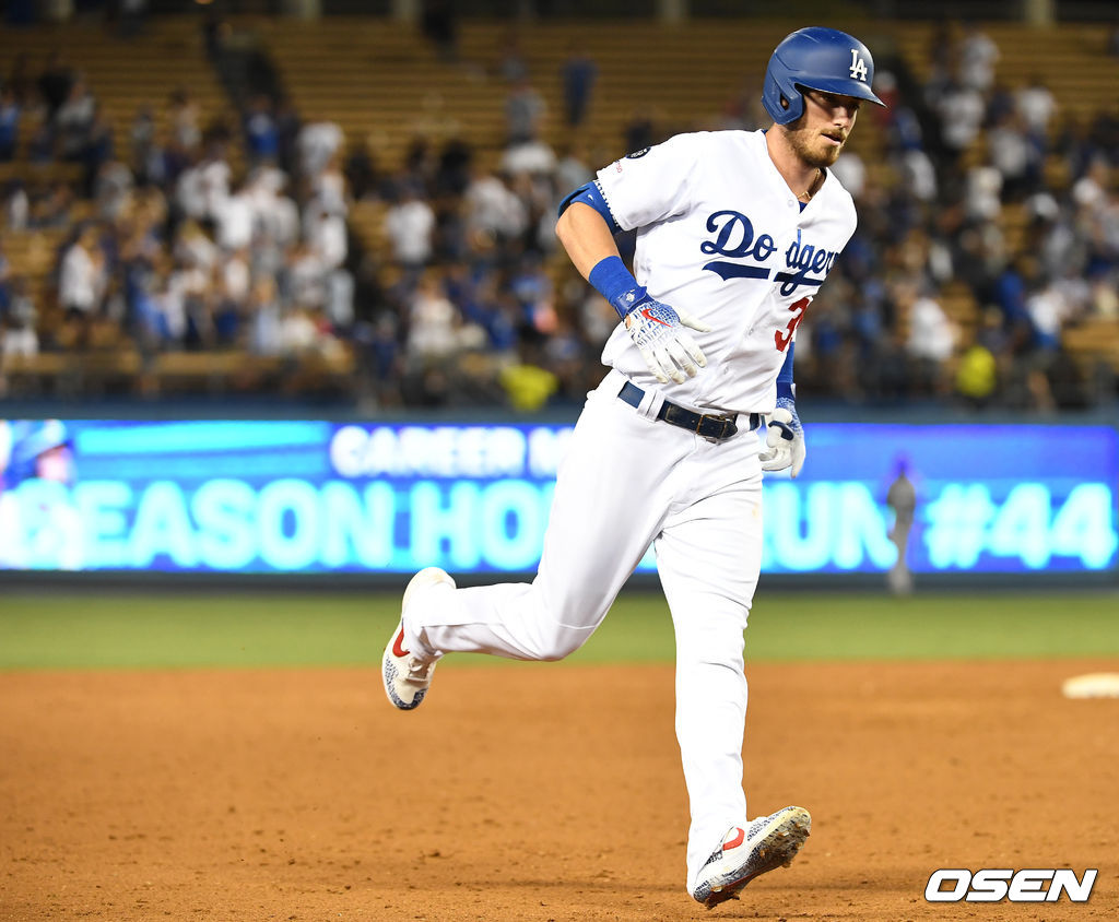 7회말 무사 선두타자로 나선 다저스 코디 벨린저가 달아나는 솔로포를 날리고 그라운드를 돌고 있다. /dreamer@osen.co.kr