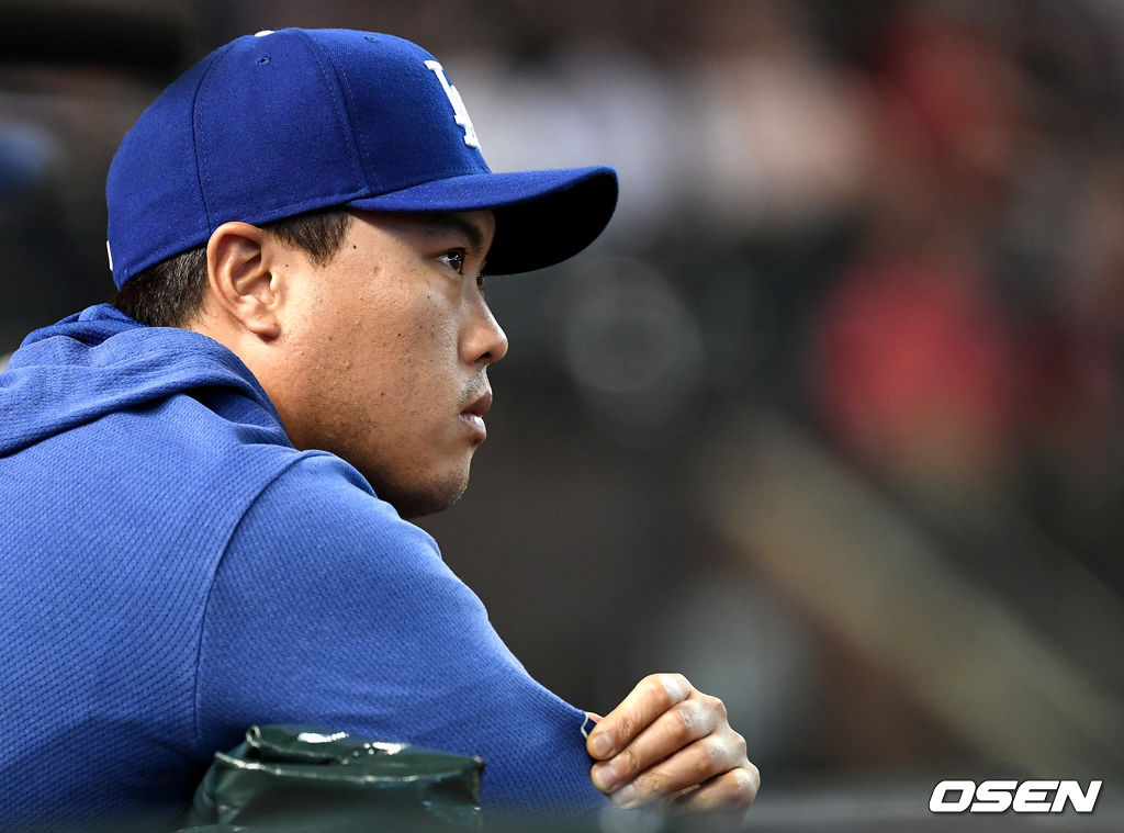다저스 류현진이 더그아웃에서 경기를 지켜보고 있다. /dreamer@osen.co.kr 