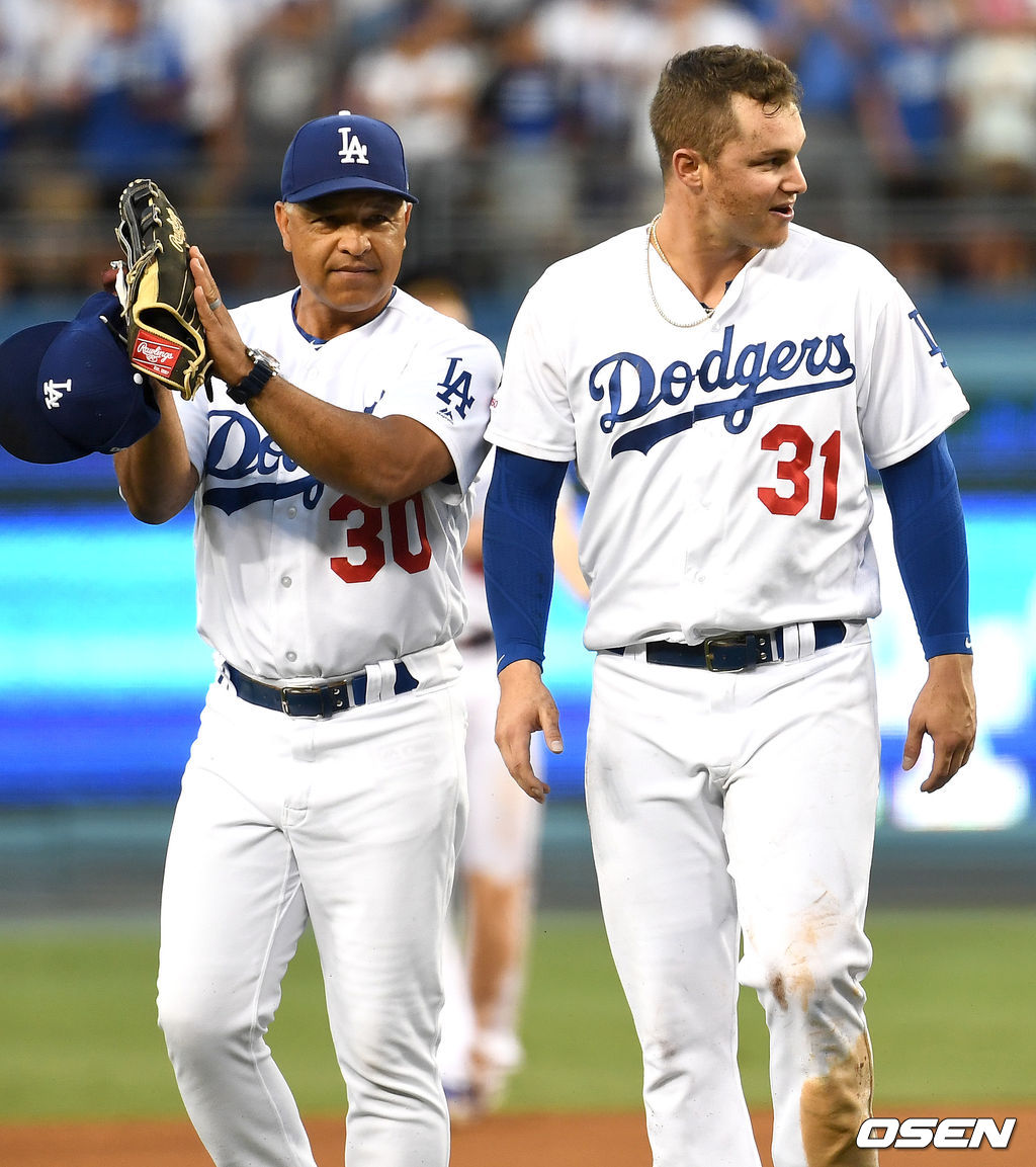 5회초 무사 1, 3루 상황 콜로라도 찰리 블랙몬의 플라이 타구를 다저스 우익수 작 피더슨이 몸을 날려 잡아낼 때 펜스에 충돌했다. 이후 보호 차원으로 교체되며 로버츠 감독의 박수를 받고 있다. /dreamer@osen.co.kr