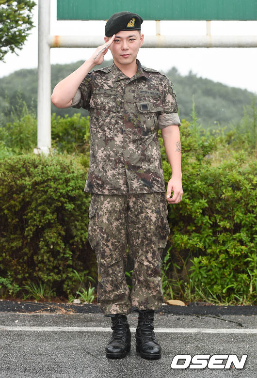 지소울이 거수경례를 하고 있다./ soul1014@osen.co.kr