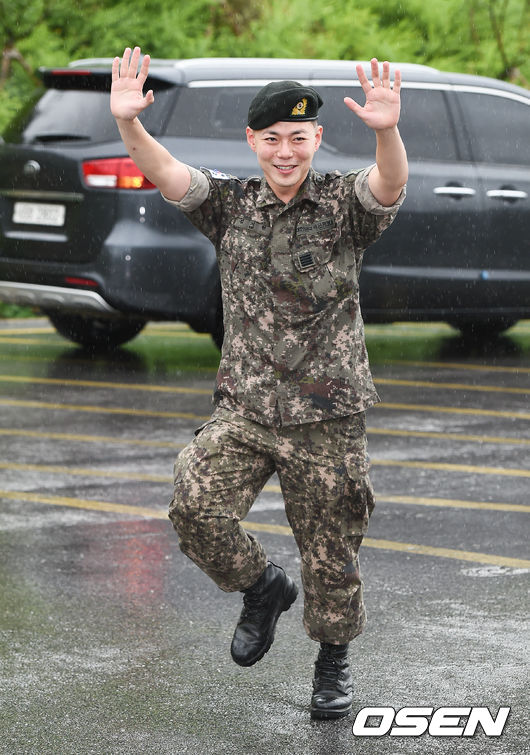 지소울이 마지막 인사를 하며 차량으로 이동하고 있다./ soul1014@osen.co.kr