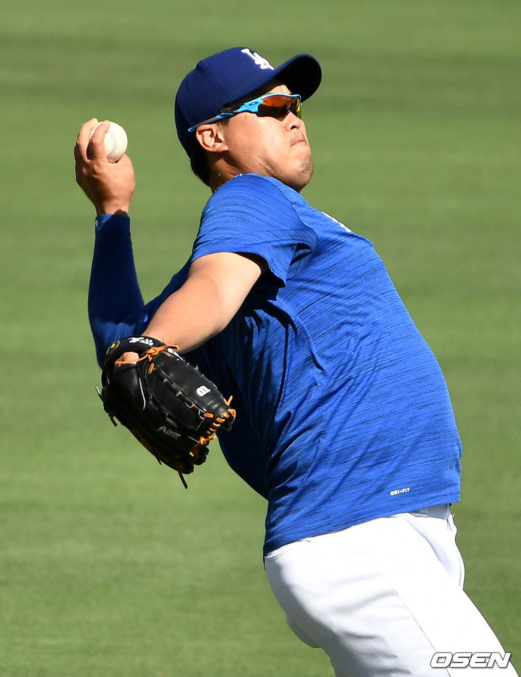 내일(5일) 선발 등판을 앞둔 다저스 류현진이 경기 시작을 앞두고 외야에서 롱토스 훈련을 하고 있다. /dreamer@osen.co.kr