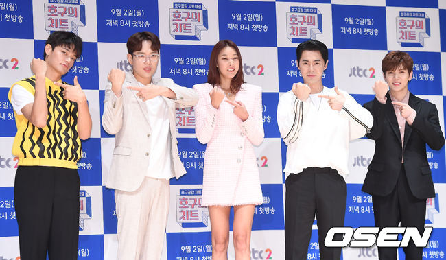 4일 오후 서울 마포구 상암동 JTBC 사옥에서 TBC2 예능 프로그램 '호구의 차트' 제작발표회가 진행됐다. 정혁, 장성규, 한혜진, 전진, 렌이 포토타임을 갖고 있다. /youngrae@osen.co.kr