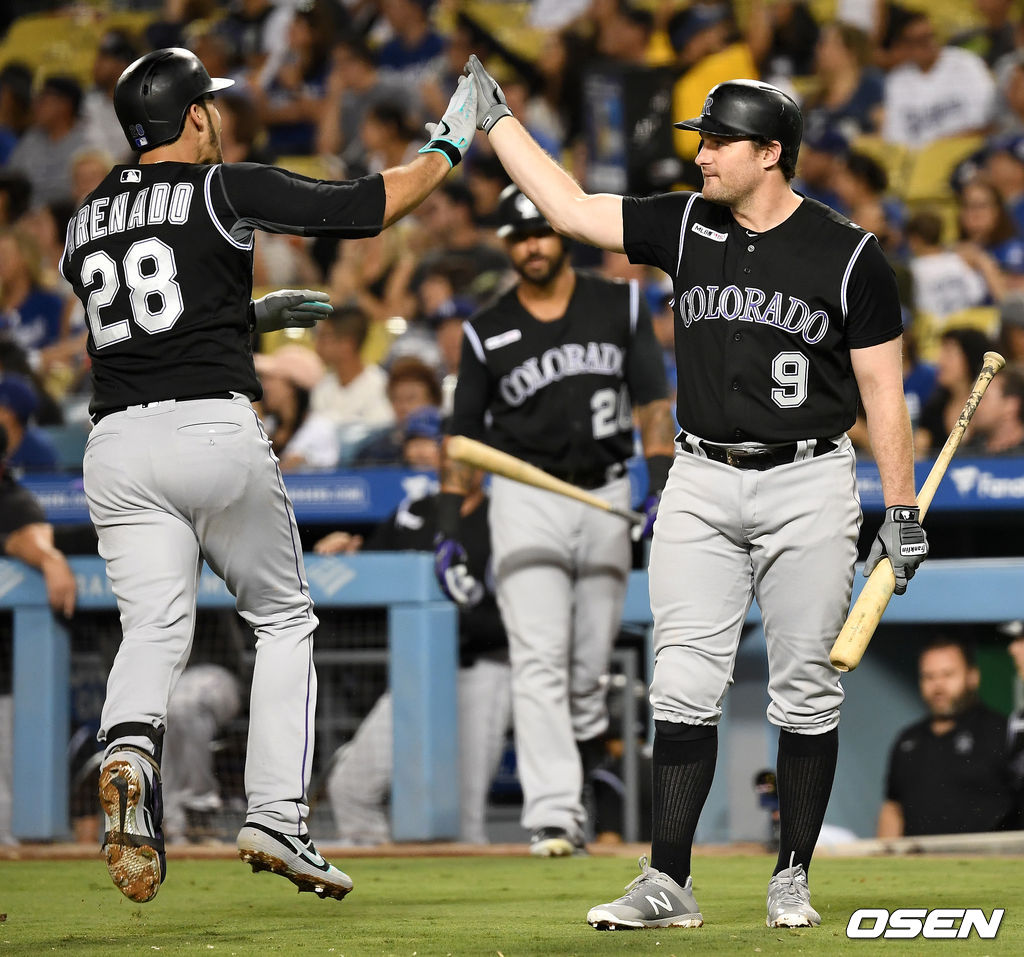 4회초 무사 선두타자로 나선 콜로라도 놀란 아레나도가 달아나는 솔로포를 치고 홈을 밟은 뒤 다니엘 머피와 인사를 나누고 있다. /dreamer@osen.co.kr