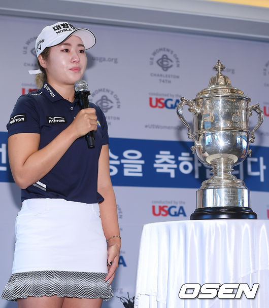 4일 오전 서울 중구 롯데호텔 서울 가넷 스위트에서 US여자오픈 챔피언 이정은6의 기자간담회가 진행됐다.이정은이 무대 앞에서 기자회견을 하며 눈물을 흘리고 있다. /rumi@osen.co.kr