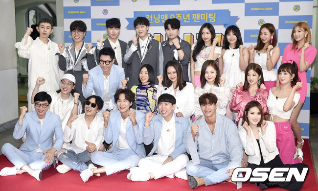 26일 오후 서울 대현동 이화여자대학교 대강당에서 SBS 예능 프로그램 '런닝맨' 9주년 기념 팬미팅 '런닝구' 포토월 행사가 열렸다.한편, 멤버 전원(유재석, 지석진, 김종국, 전소민, 송지효, 이광수, 하하, 양세찬), 거미, 소란, 에이핑크, 넉살&코드 쿤스트, 리아킴이 참석했다. 멤버들이 단체로 포토타임을 하고 있다.