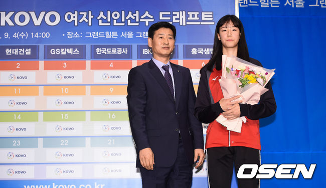 전체 1순위로 정호영이 KGC인삼공사에 호명된뒤 포즈를 취하고 있다./ soul1014@osen.co.kr