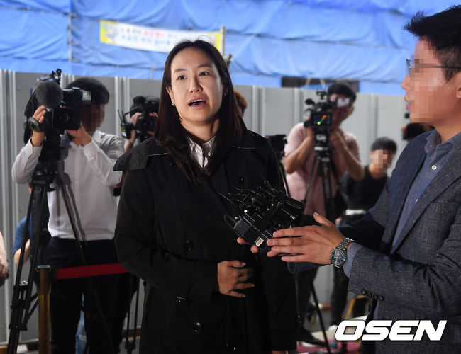 최민수 아내 강주은이 법정으로 향하고 있다./youngrae@osen.co.kr