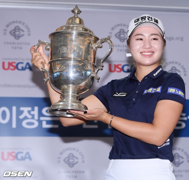 4일 오전 서울 중구 롯데호텔 서울 가넷 스위트에서 US여자오픈 챔피언 이정은6의 기자간담회가 진행됐다.이정은이 무대 앞에서 US오픈 우승트로피를 들고 포토타임을 갖고 있다. /rumi@osen.co.kr