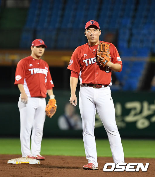 3회말 1사 2루에서 한화 최재훈의 내야안타 때 송구 실책으로 실점을 허용한 KIA 안치홍이 아쉬워하고 있다. /sunday@osen.co.kr