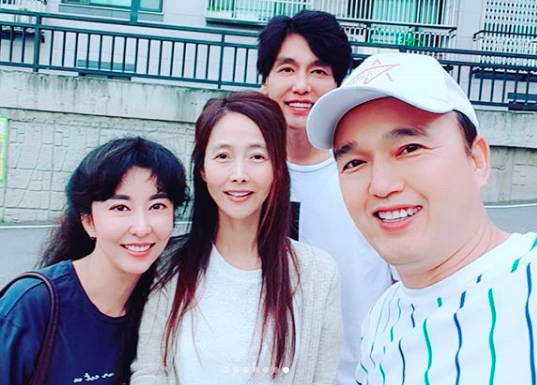 [사진=최성국 SNS] 배우 최성국이 공개한 '불타는 청춘' 멤버 강수지, 김완선, 김광규와 찍은 일상 사진.