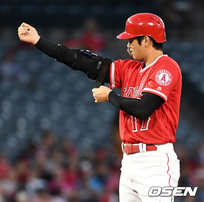 1회말 1사 1루 상황 에인절스 오타니가 2루타를 날리고 2루에 안착한 뒤 팔꿈치 보호대를 하고 있다. /dreamer@osen.co.kr
