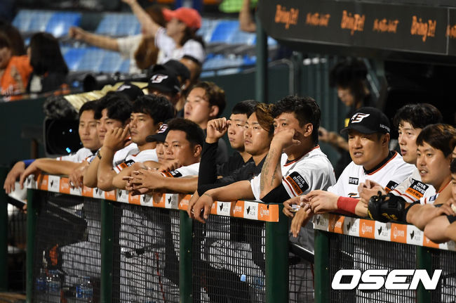 9회말 한화 선수들이 그라운드를 바라보고 있다. /sunday@osen.co.kr