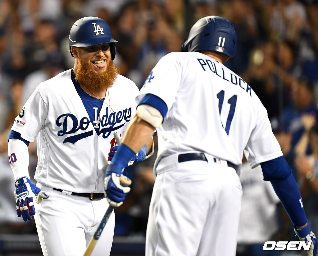8회말 1사 주자없는 상황 다저스 저스틴 터너가 달아나는 솔로포를 날리고 홈을 밟은 뒤 A.J. 폴락과 인사를 나누고 있다. /dreamer@osen.co.kr