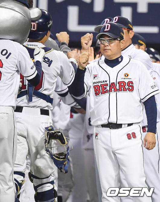 경기종료 후 두산 박세혁이 김태형 감독과 하이파이브를 하고 있다.  /soul1014@osen.co.kr