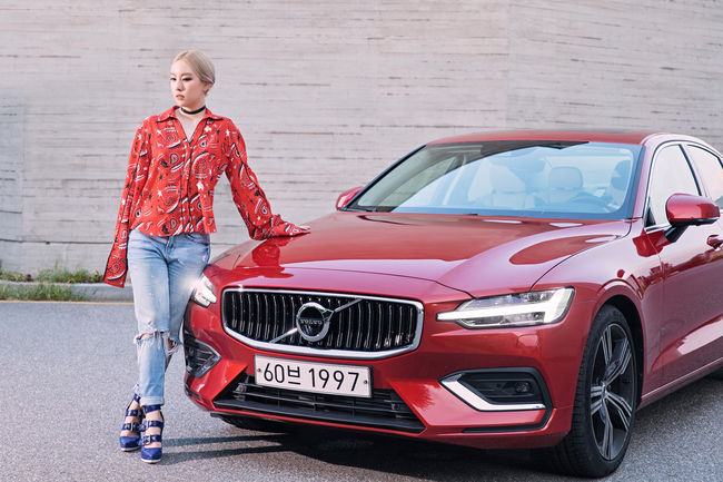 한국을 대표하는 여성 패션디자이너로 전 세계의 주목을 받고 있는 계한희와 S60.