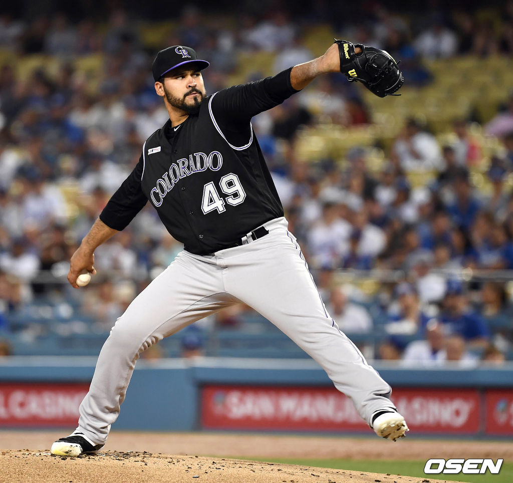 5일(한국시간) 미국 캘리포니아주 로스앤젤레스 다저스타디움에서 ‘2019 메이저리그’ LA 다저스와 콜로라도 로키스의 경기가 열렸다.콜로라도 센자텔라가 힘차게 공을 던지고 있다. /dreamer@osen.co.kr