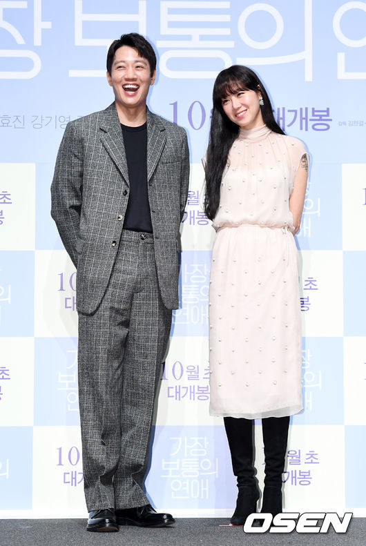 영화 '가장 보통의 연애' 제작보고회가 5일 오전 서울 압구정 CGV에서 열렸다.  '가장 보통의 연애’는 전 여친에 상처받은 재훈(김래원)과 전 남친에 뒤통수 맞은 선영(공효진), 이제 막 이별한 두 남녀의 솔직하고 거침없는 현실 로맨스를 그린 작품이다. 오는 10월초 개봉. 배우 김래원, 공효진이 포토타임을 하고 있다. /jpnews@osen.co.kr