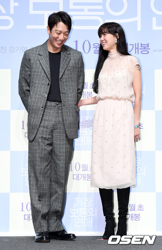 영화 '가장 보통의 연애' 제작보고회가 5일 오전 서울 압구정 CGV에서 열렸다.  '가장 보통의 연애’는 전 여친에 상처받은 재훈(김래원)과 전 남친에 뒤통수 맞은 선영(공효진), 이제 막 이별한 두 남녀의 솔직하고 거침없는 현실 로맨스를 그린 작품이다. 오는 10월초 개봉.  배우 김래원과 공효진이 포토타임을 하고 있다. /jpnews@osen.co.kr