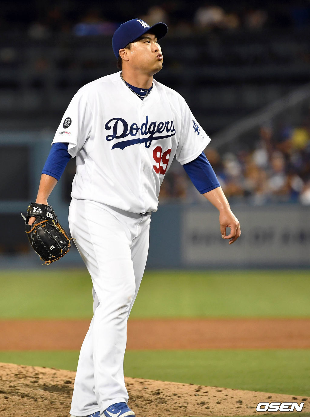 5일(한국시간) 미국 캘리포니아주 로스앤젤레스 다저스타디움에서 ‘2019 메이저리그’ LA 다저스와 콜로라도 로키스의 경기가 열렸다.4회초 2사 2루 콜로라도 햄슨의 타구가 파울이 되자 류현진이 한 숨을 내쉬고  있다. /dreamer@osen.co.kr