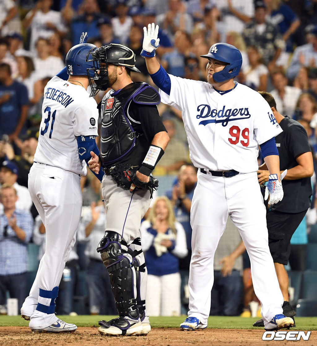 4회말 2사 류현진이 안타를 치고 있다. 다음 타자 작 피더슨이 투런 홈런을 쳤다./dreamer@osen.co.kr