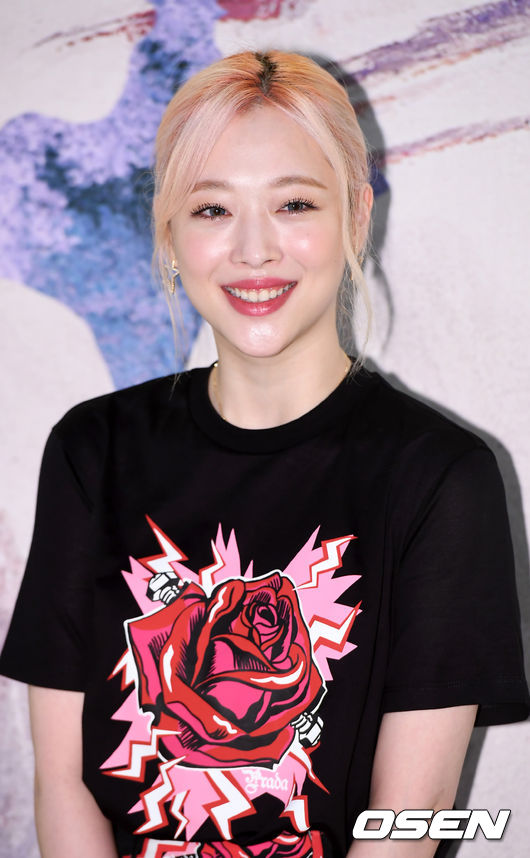 설리가 포토월로 입장하며 포즈를 취하고 있다./ rumi@osen.co.kr