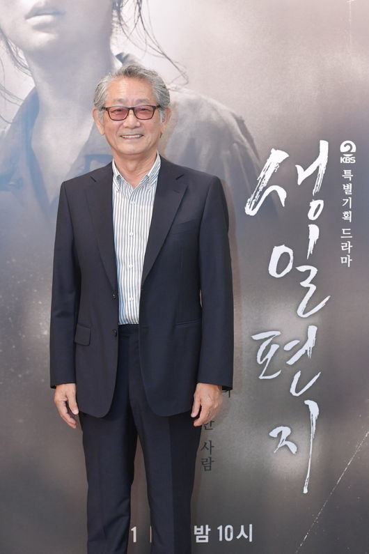 [사진=KBS 제공] 배우 전무송이 '생일편지' 기자간담회 포토월에서 포즈를 취했다.