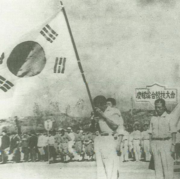 [사진=서경덕 SNS] 서경덕 교수가 공개한 전국체전 100주년 기념 사진.