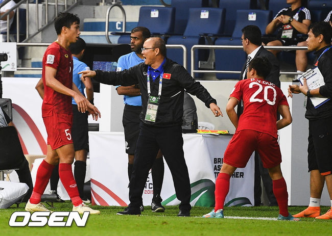 24일 오후(현지시간) 아랍에미리트 두바이 알막툼 스타디움에서 진행된 2019 아시아축구연맹(AFC) UAE 아시안컵 베트남과 일본의 8강전, 전반 일본 요시다 골의 VAR때 박항서 감독이 선수들에게 작전 지시를 하고 있다 ./ soul1014@osen.co.kr