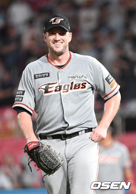 한화 채드벨이 미소짓고 있다. /youngrae@osen.co.kr