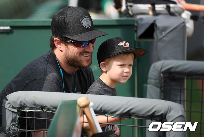 한화 채드 벨이 아들과 함께 그라운드를 바라보고 있다. /OSEN DB