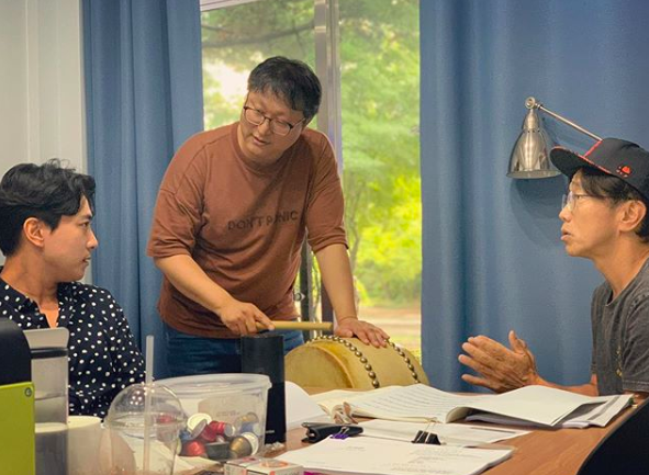 [사진=김동완 SNS] 김동완이 공개한 '소리꾼' 제작 현장의 이봉근(왼쪽부터), 조정래 감독, 박철민.