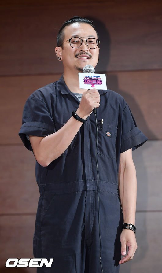 6일 오후 서울 마포구 상암동 누리꿈스퀘어 국제회의실에서 XtvN 예능 '최신유행 프로그램2' 제작발표회가 열렸다. 오원택 PD가 무대 위에서 질문에 답하고 있다./rumi@osen.co.kr