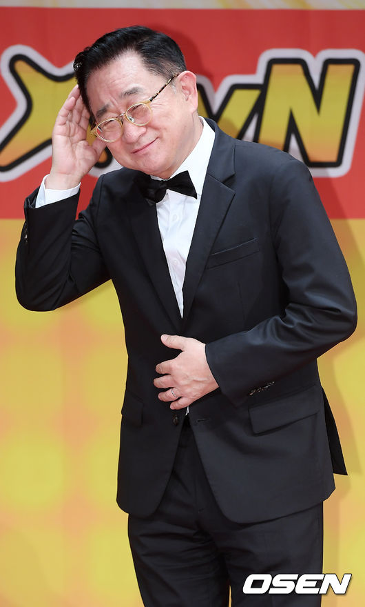 6일 오후 서울 마포구 상암동 누리꿈스퀘어 국제회의실에서 XtvN 예능 '최신유행 프로그램2' 제작발표회가 열렸다.  이홍렬이 무대 앞으로 입장하며 포즈를 취하고 있다./ rumi@osen.co.kr