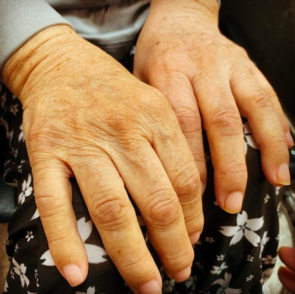 [사진=윤종신 SNS] 가수 윤종신이 공개한 모친의 손.