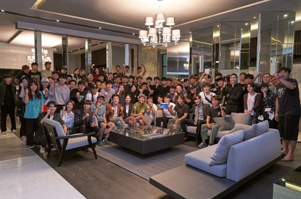 [사진=나나 SNS] 나나가 공개한 '저스티스' 마지막 촬영 현장 단체 사진.