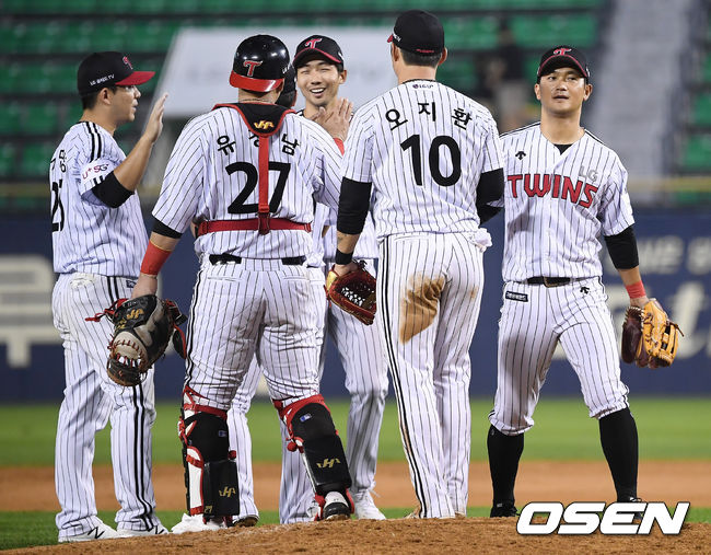 LG는 윌슨의 활약에 힘입어 롯데를 5-2로 제압했다.  반면 롯데는 지난달 29일 고척 키움전 이후 7연패 수렁에 빠졌다.승리를 거둔 LG 선수들이 기뻐하고 있다. /youngrae@osen.co.kr