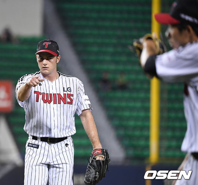 6일 오후 서울 잠실야구장에서 '2019 신한은행 마이카 KBO리그' LG 트윈스와 롯데 자이언츠의 경기가 열렸다.5회초 2사 1,2루 LG 윌슨이 롯데 손아섭을 삼진으로 잡아낸 뒤 김용의에게 감사의 사인을 보내고 있다. /youngrae@osen.co.kr