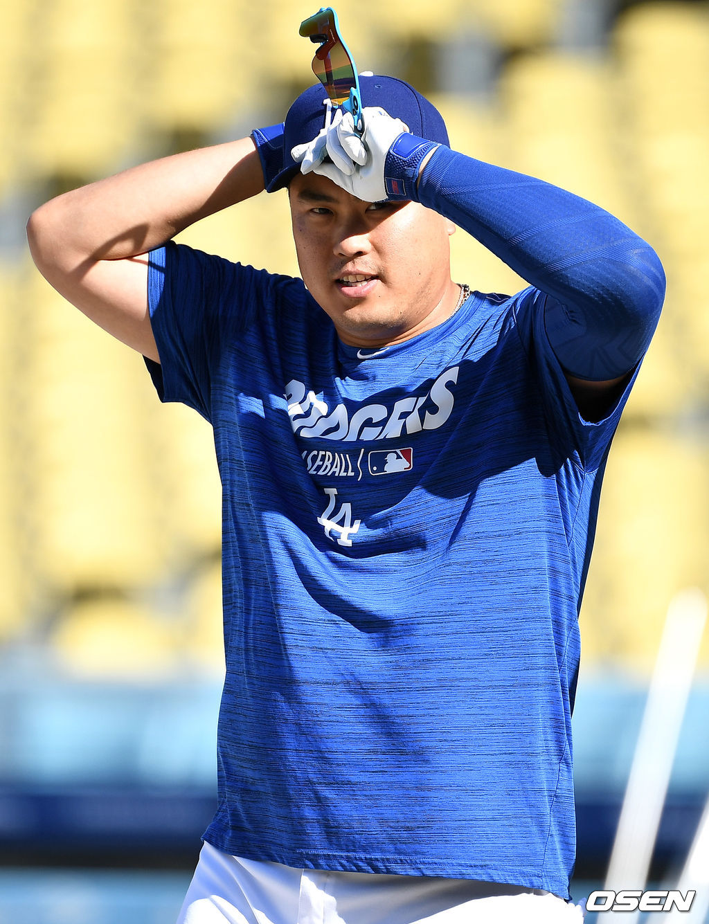 다저스 류현진이 타격 훈련을 마친 뒤 더그아웃으로 향하며 모자를 고쳐쓰고 있다. /dreamer@osen.co.kr