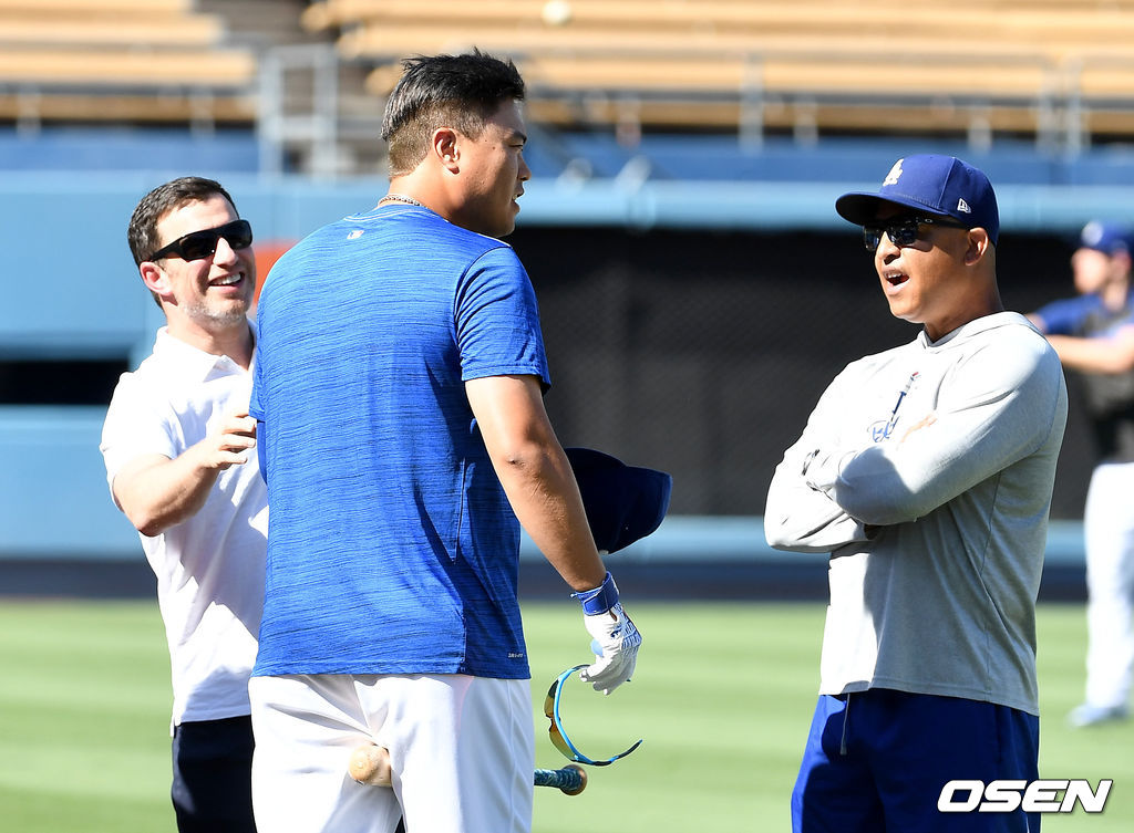 다저스 류현진과 데이브 로버츠 감독, 앤드류 프리드먼 야구부문 사장이 대화를 나누고 있다. 류현진의 새로운 헤어스타일에 깜짝 놀라는 로버츠 감독과 프리드먼 사장. /dreamer@osen.co.kr