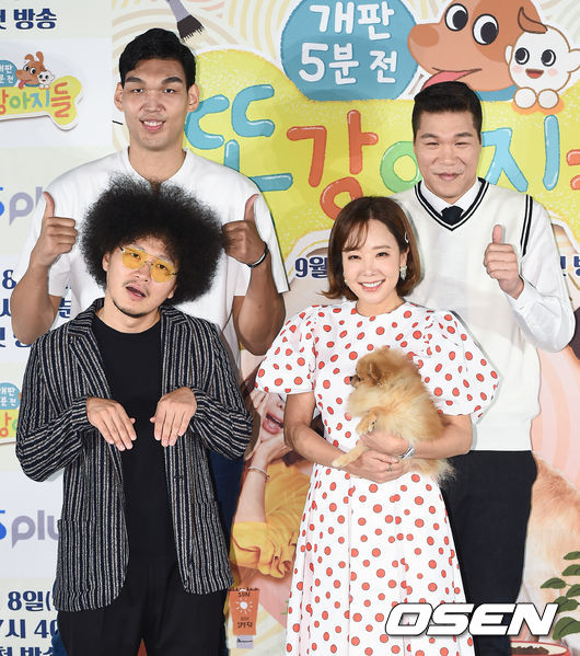 6일 서울 상암동 SBS 프리즘타워 컨퍼런스홀에서 SBS플러스 ‘개판 5분 전, 똥강아지들’ 제잘발표회가 진행됐다. 아이와 강아지의 로맨스가 따뜻하게 그려질 ‘개판 5분 전, 똥강아지들’은 반려동물 1000만 시대에 아이와 강아지가 평화롭게 공존 할 수 있는 방법을 함께 고민해보고 이들이 함께 할 때 더욱 커지는 기쁨을 담은 프로그램. 하승진과 서장훈, 소유진, 양동근이 포즈를 취하고 있다. / soul1014@osen.co.kr