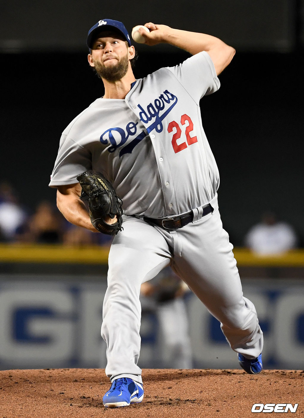 다저스 선발 클레이튼 커쇼가 힘차게 공을 뿌리고 있다. /dreamer@osen.co.kr