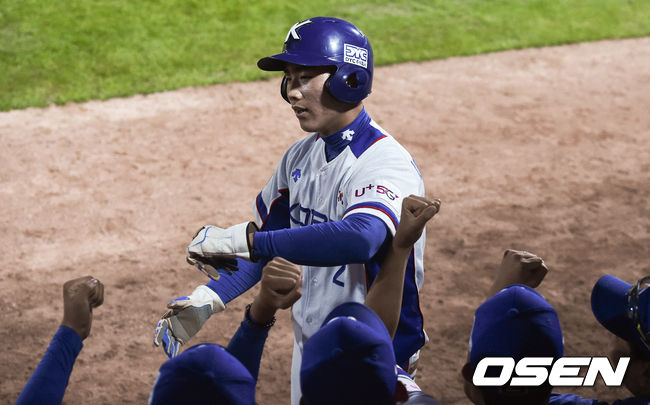 1회말 무사 1루 김지찬의 안타때 네덜란드 수비실책을 틈타 선취 득점 성공한 1루 주자 이주형이 동료들의 축하를 받고 있다./ soul1014@osen.co.kr