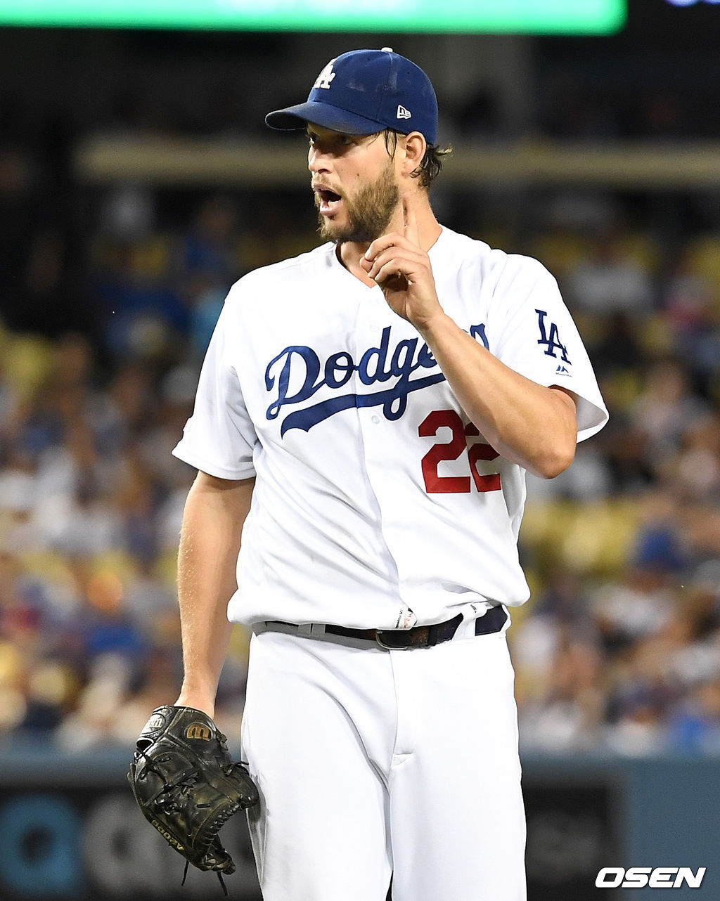 1회초 무사 1, 2루 상황 샌프란시스코 에반 롱고리아에게 볼넷을 내준 다저스 선발 클레이튼 커쇼가 심판에게 볼 판정에 대해 묻고 있다. /dreamer@osen.co.kr
