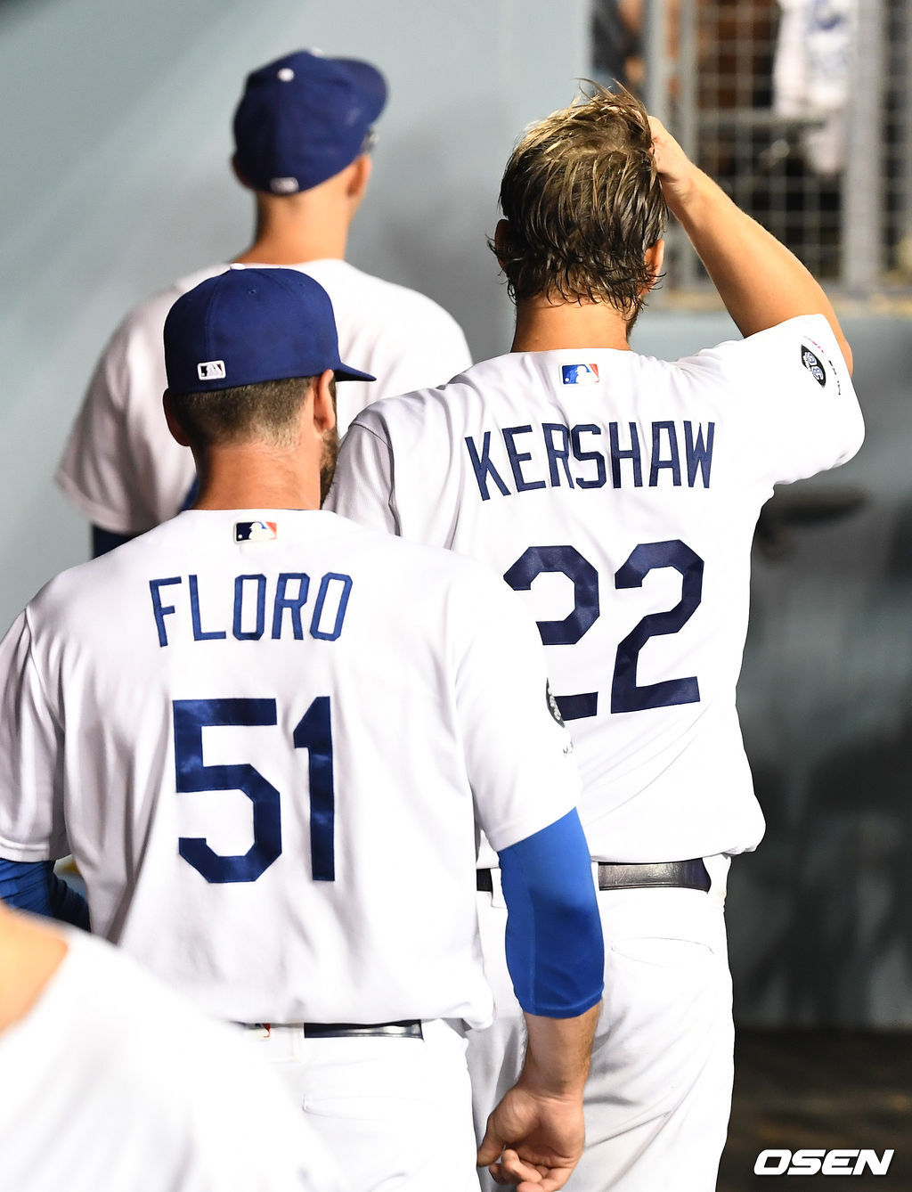 5회초 강판 된 다저스 선발 클레이튼 커쇼가 이닝이 종료 된 뒤 더그아웃을 나서고 있다. /dreamer@osen.co.kr