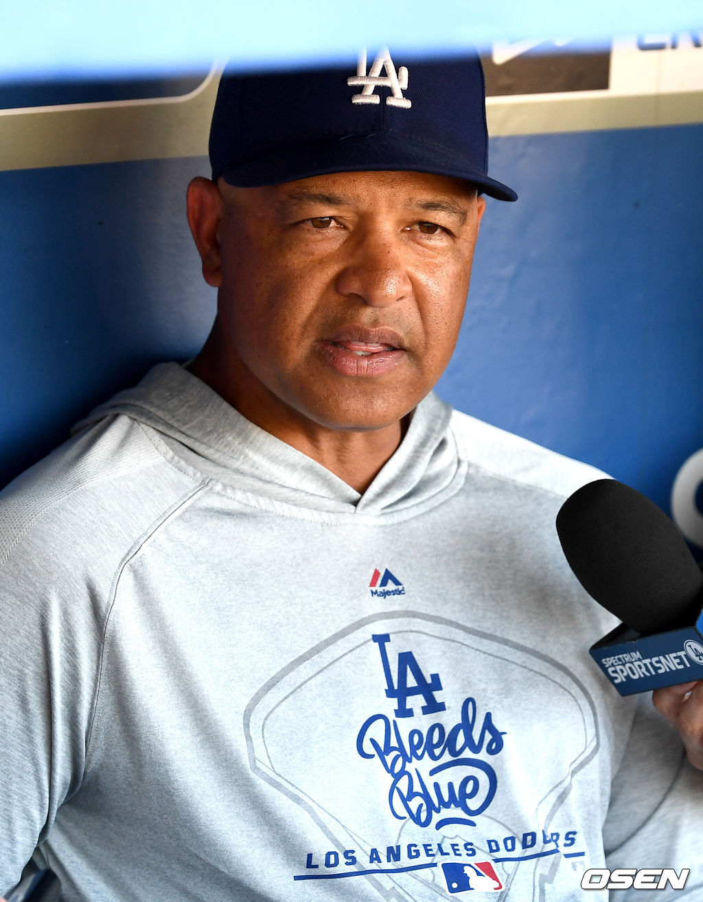 다저스 데이브 로버츠 감독이 경기 시작을 앞두고 취재진과 대화를 나누고 있다. 이날 로버츠 감독은 류현진이 선발 등판을 한 차례 쉬어갈 것이라 전했다. /dreamer@osen.co.kr