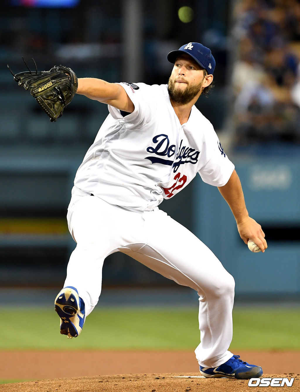 다저스 선발 커쇼가 힘차게 공을 뿌리고 있다. /dreamer@osen.co.kr