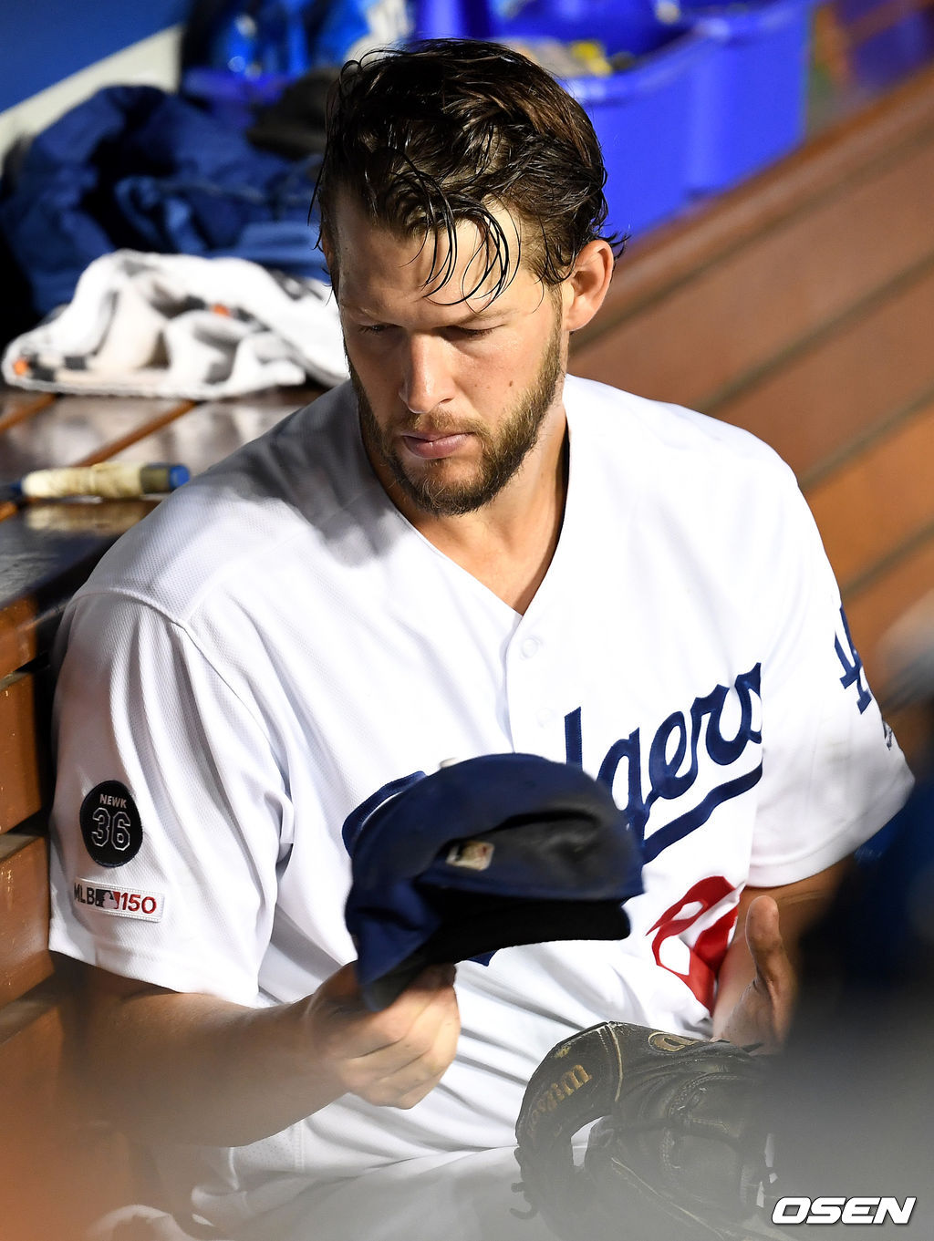 5회초 강판 된 다저스 선발 클레이튼 커쇼가 이닝이 종료 된 뒤 더그아웃을 나서고 있다. /dreamer@osen.co.kr