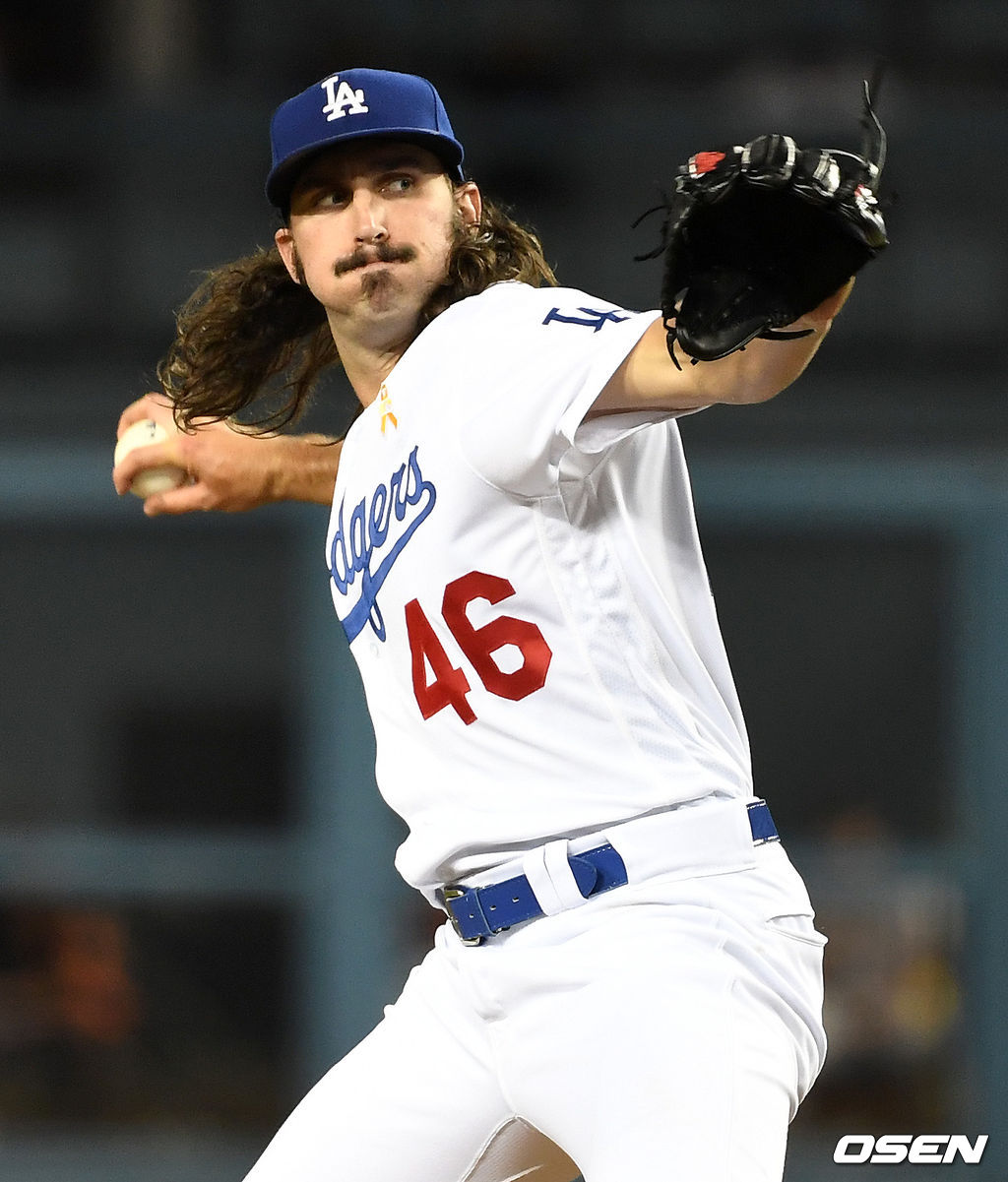 다저스 선발 토니 곤솔린이 힘차게 공을 뿌리고 있다. /dreamer@osen.co.kr