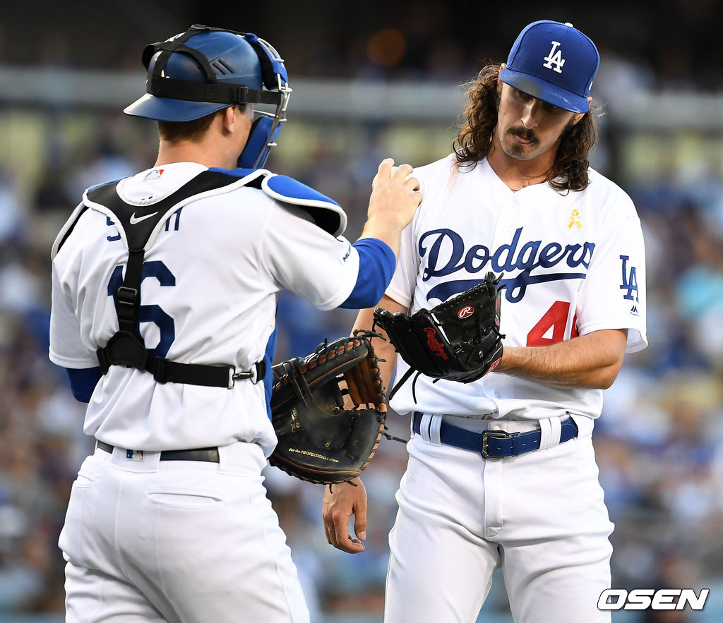 1회초 1사 만루 상황 다저스 선발 토니 곤솔린과 포수 윌 스미스가 대화를 나누고 있다. /dreamer@osen.co.kr